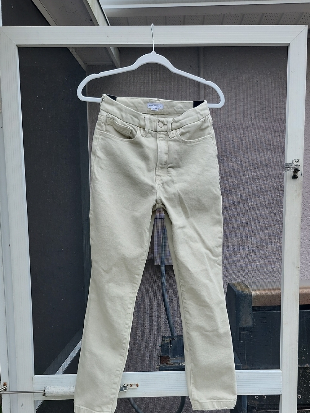 Good American Straight-Leg Jeans in Cream/Biege